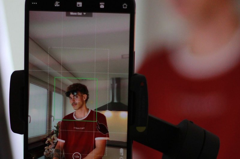 Смартфон на штативі знімає відео для TikTok